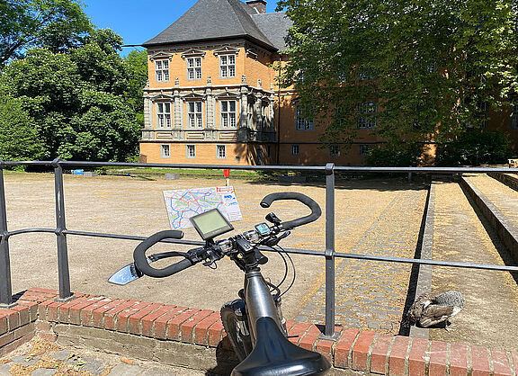Fahrrad vor Schloß Rheydt