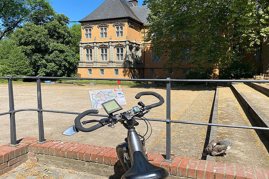 Niederrheinischer Raderlebnistag Fahrrad vor Schloß Rheydt