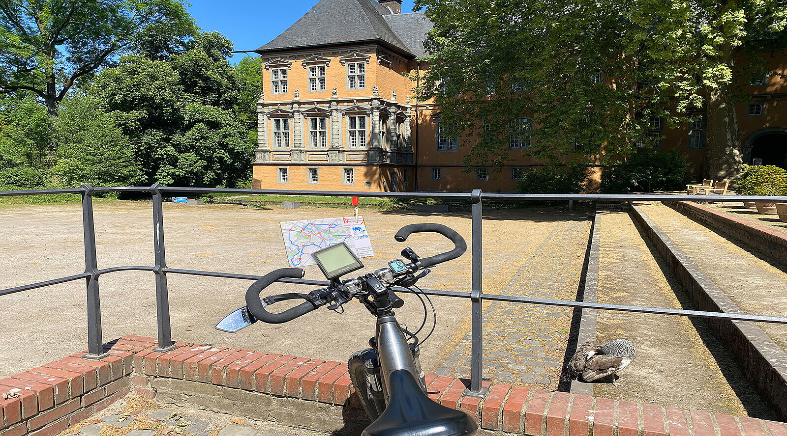 Fahrrad vor Schloß Rheydt