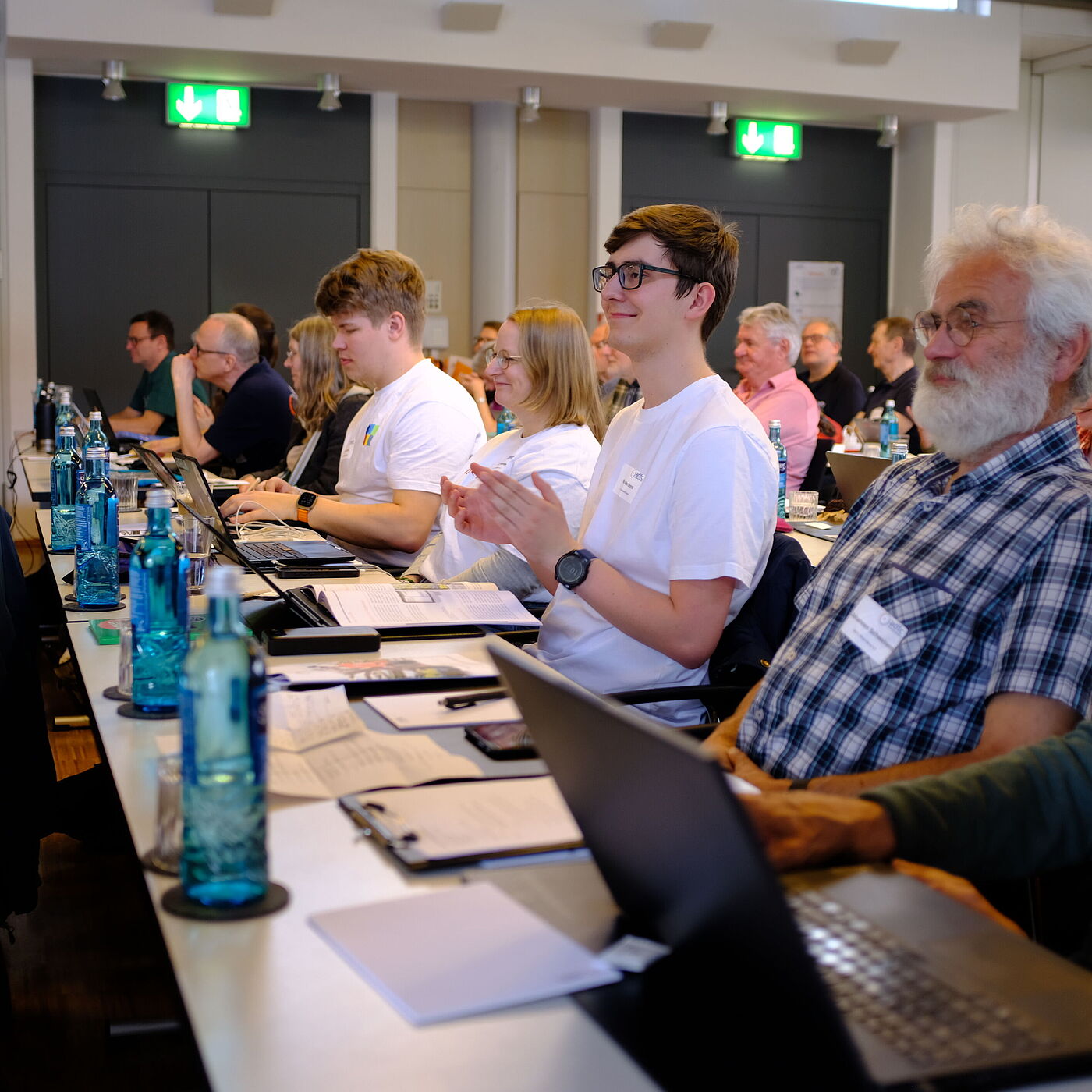 2026_04_18_Landesversammlung_Muenster_ADFC-NRW Mehrere Personen sitzen vor einem PC.