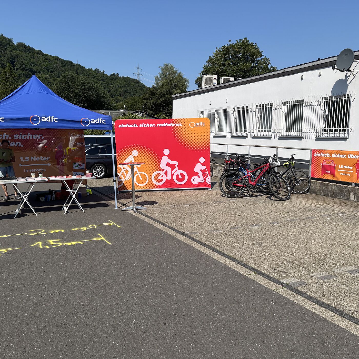 Der Stand von ADFC NRW und ADFC Siegen-Wittgenstein war mit Infomaterial rund um Radfahrsicherheit und die Kampagne "einfach. sicher. radfahren." bestückt.