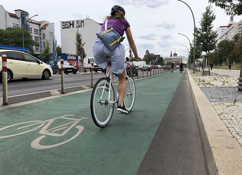 Radfahrerin auf einem geschützten Radstreifen.